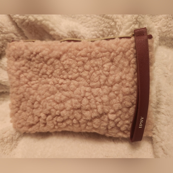 ipsy Handbags - Ipsy Sherpa Cosmetic Bag NWOT